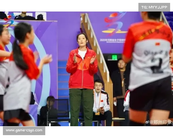 朱婷指导小球员技术，榜样力量无穷